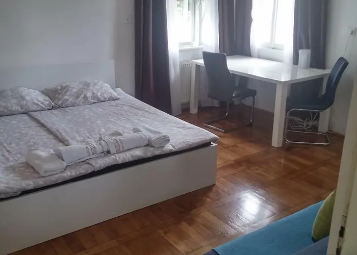 & Murgle بيت شباب