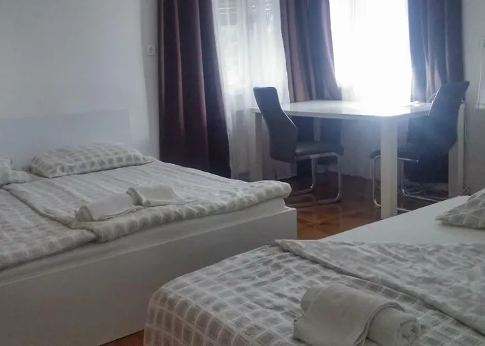 & Murgle بيت شباب